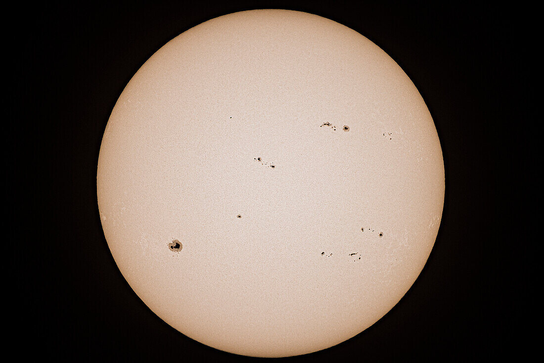 Dies ist die aktive Sonne am 9. Juli 2023 mit zahlreichen Sonnenfleckengruppen auf der Scheibe, einschließlich der sehr großen Region AR3363 unten links, die gerade ins Blickfeld geraten ist. Oben ist das Fleckenpaar AR3361 zu sehen, und unten rechts ein weiteres Paar AR3366. Auf den dunkleren Schenkeln der Sonne sind helle Fackeln zu sehen, ebenso wie die allgemeine feine Körnung auf der Oberfläche. Norden ist hier ungefähr oben.
