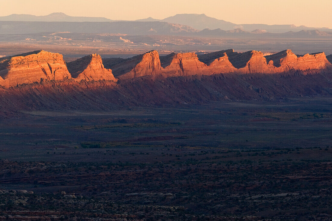 Comb Ridge bei Sonnenuntergang vom Baulie Point aus. Shash Jaa-Einheit, Bears Ears National Monument, Utah. In der Ferne sind die Carrizo Mountains in Arizona zu sehen.
