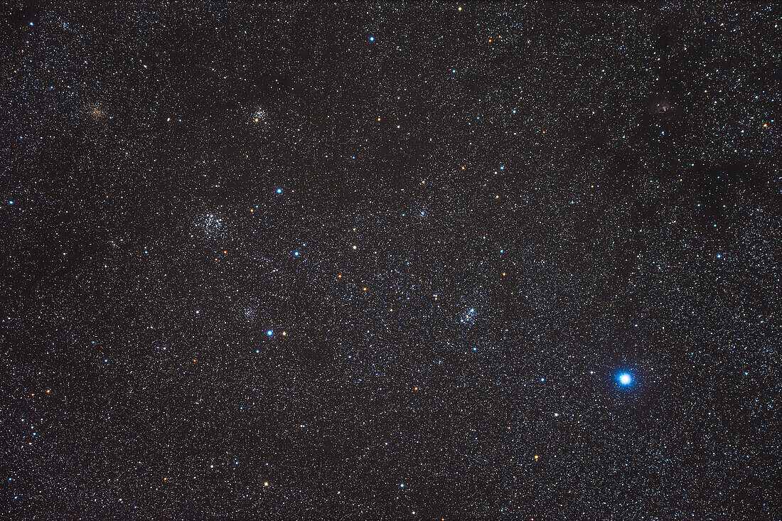 Dies ist das Feld mit der Ansammlung offener Sternhaufen in der Nähe des Sterns Delta Cassiopeiae, oder Ruchbah, unten rechts. Der helle Haufen links von Ruchbah ist Messier 103. Der auffälligere und reichhaltigere Sternhaufen im Feld ist jedoch NGC 663, auch bekannt als der Buchstabe-S-Haufen, links von der Mitte. Darunter befindet sich der kleinere NGC 659, während darüber NGC 654 zu sehen ist. Der vergilbte Haufen oben links ist IC 166, während der kleine Haufen über M103 Trumpler 1 ist. Es befinden sich also Haufen aus mehreren Katalogen in diesem Feld. Ein kleines Stück Reflexionsnebel (?