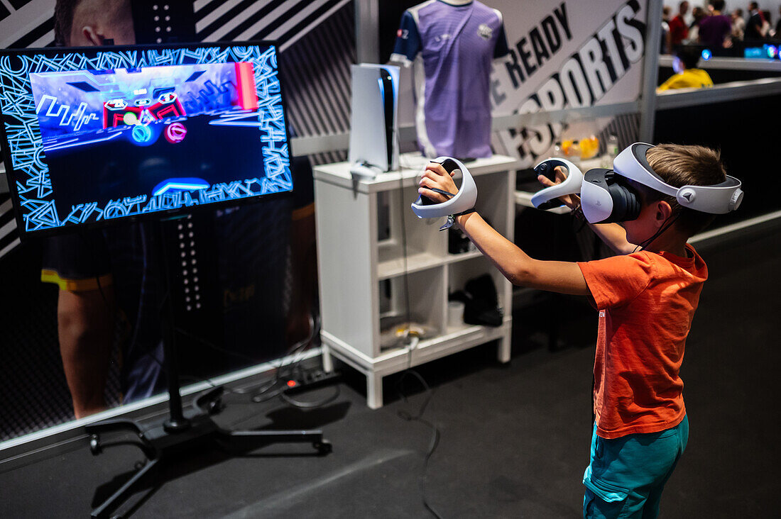 Ein Junge spielt mit dem Meta Quest 2 All-in-One VR-Headset während des ZGamer, einem Festival für Videospiele, digitale Unterhaltung, Brettspiele und YouTuber während der El Pilar Fiestas in Zaragoza, Aragonien, Spanien