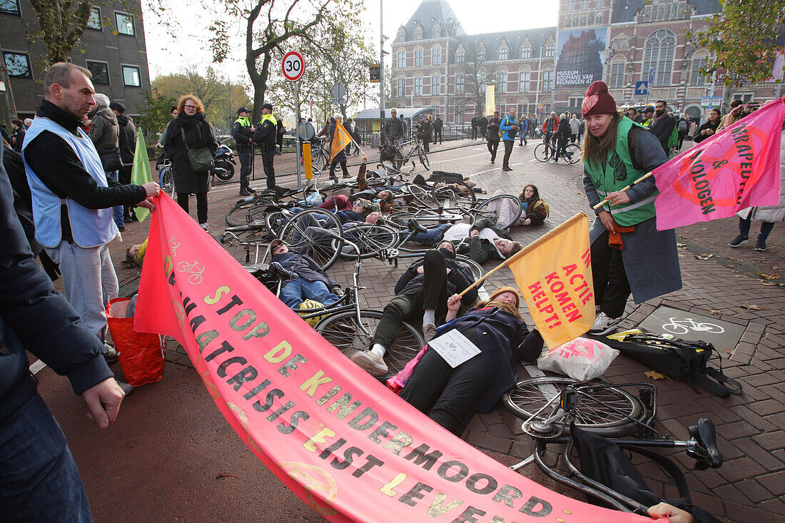 Umweltaktivisten von Extinction Rebellion blockieren die Straße während des Marsches für Klima und Gerechtigkeit am 12. November 2023 in Amsterdam, Niederlande. Die Demonstranten fordern von der niederländischen Regierung und den Staats- und Regierungschefs der Welt Maßnahmen zur Bekämpfung des Klimawandels, der immer wieder Hitzerekorde bricht und zu tiefgreifenden Veränderungen für alles Leben auf der Erde führt. Schätzungsweise 70.000 Menschen haben am Sonntag am Klimamarsch in Amsterdam teilgenommen, so die Stadtverwaltung von Amsterdam.