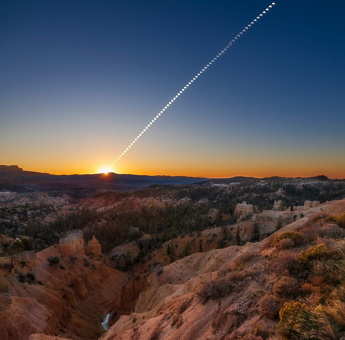 Dies ist ein Porträt der ringförmigen Sonnenfinsternis vom 14. Oktober 2023, aufgenommen in einer Reihe von Bildern, die vom Rand des Bryce Canyon, Utah, vom Sonnenaufgang bis fast zum Ende der Finsternis vor Mittag Ortszeit gemacht wurden.