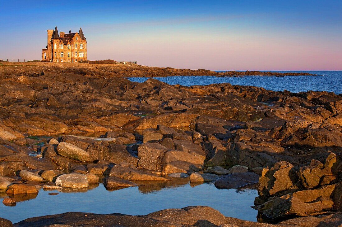 Frankreich, Morbihan, wilde Küste, Halbinsel Quiberon, Pointe de Beg er Lann (oder Pointe de la Lande), Schloss Turpault, das den Eingang zur wilden Küste markiert