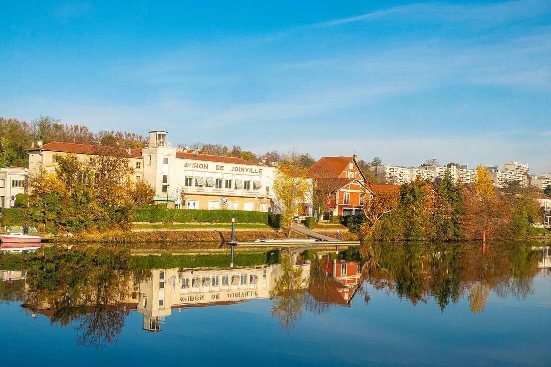 Frankreich, Val de Marne, Joinville le Pont, die Insel Fanac im Herbst, der Ruderclub am Rande der Marne