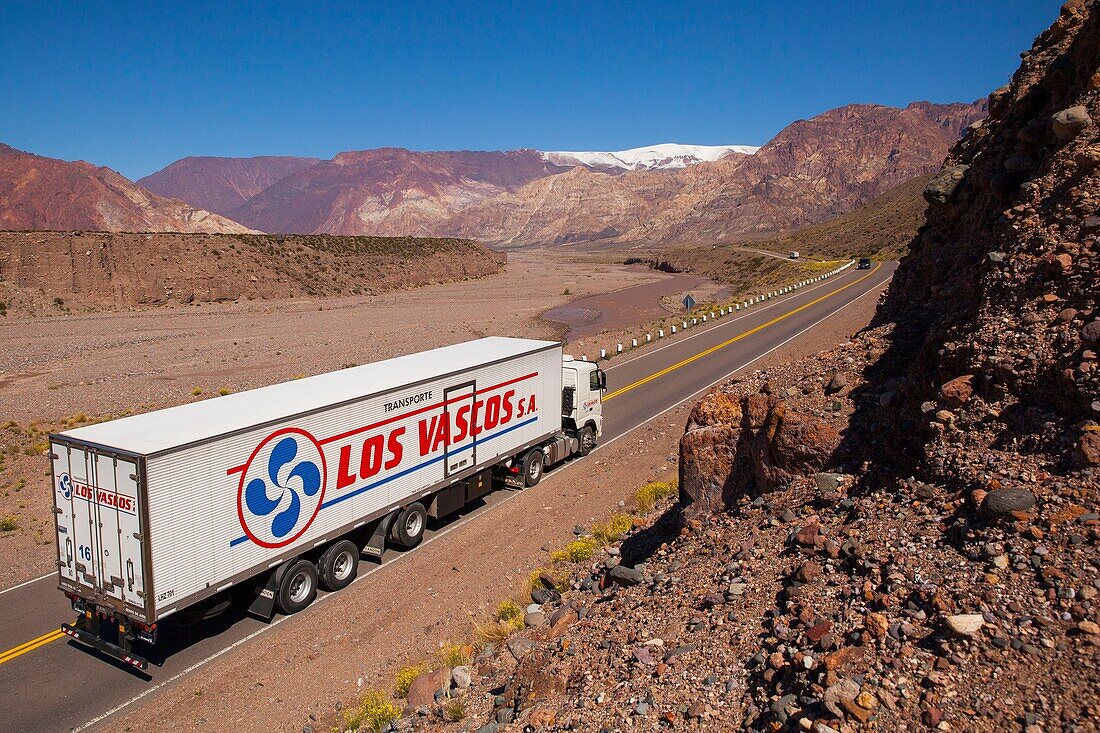 Argentina, Mendoza, Vicente Lezea, Basque immigrant to create a transport company that crosses the Andean cordillera to transport bananas from Chile