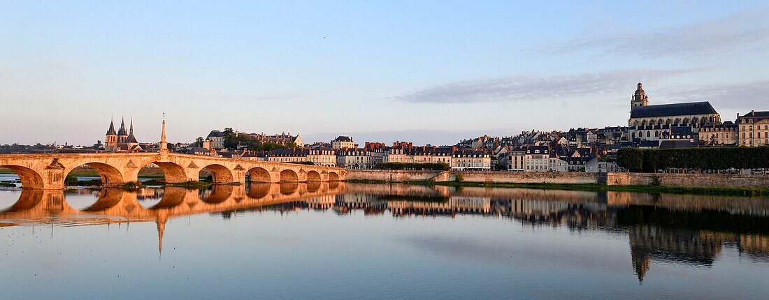 Frankreich, Loir et Cher, Loire-Tal, das von der UNESCO zum Weltkulturerbe erklärt wurde, Blois, Kathedrale St. Louis mit Pont Jacques Gabriel, Brücke über die Loire und im Hintergrund das Schloss und die Kirche Saint Nicolas