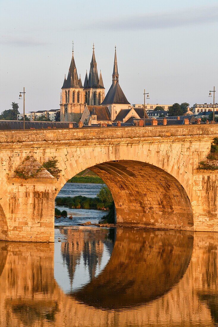 Frankreich, Loir et Cher, Loiretal, von der UNESCO zum Weltkulturerbe erklärt, Blois, Pont Jacques Gabriel, Brücke über die Loire und im Hintergrund die Kirche Saint Nicolas