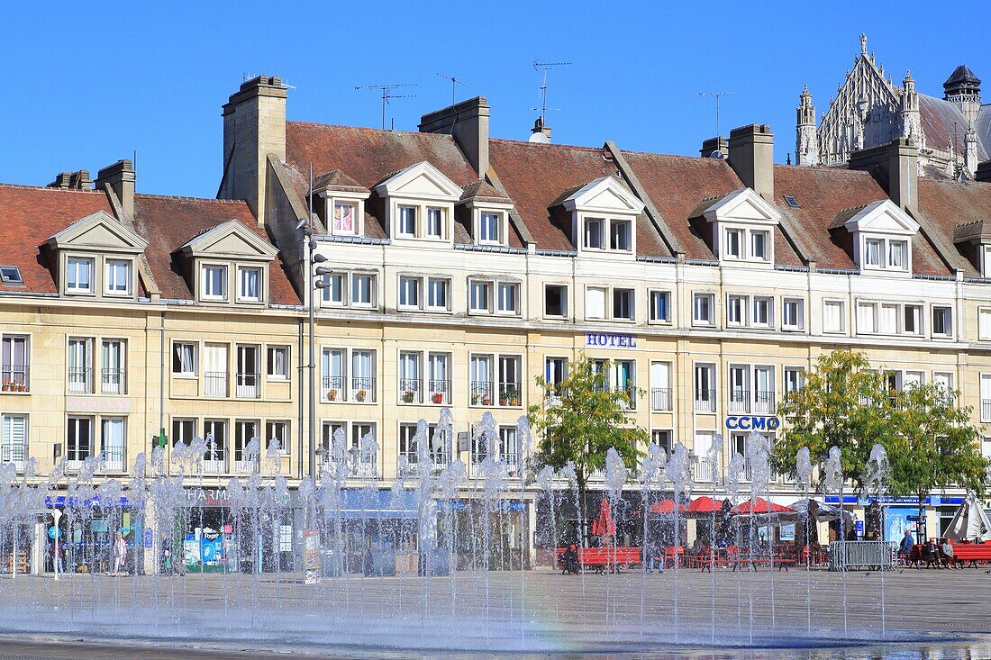 Frankreich, Oise, Beauvais, Place Jeanne-Hachette mit der Kathedrale Saint-Pierre de Beauvais im Hintergrund