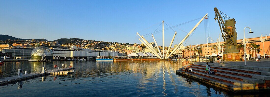 Italien, Ligurien, Genua, Porto Antico, der Hafen mit dem größten Aquarium Europas, dem Panoramalift The Bigo und der von Renzo Piano entworfenen Biosfera