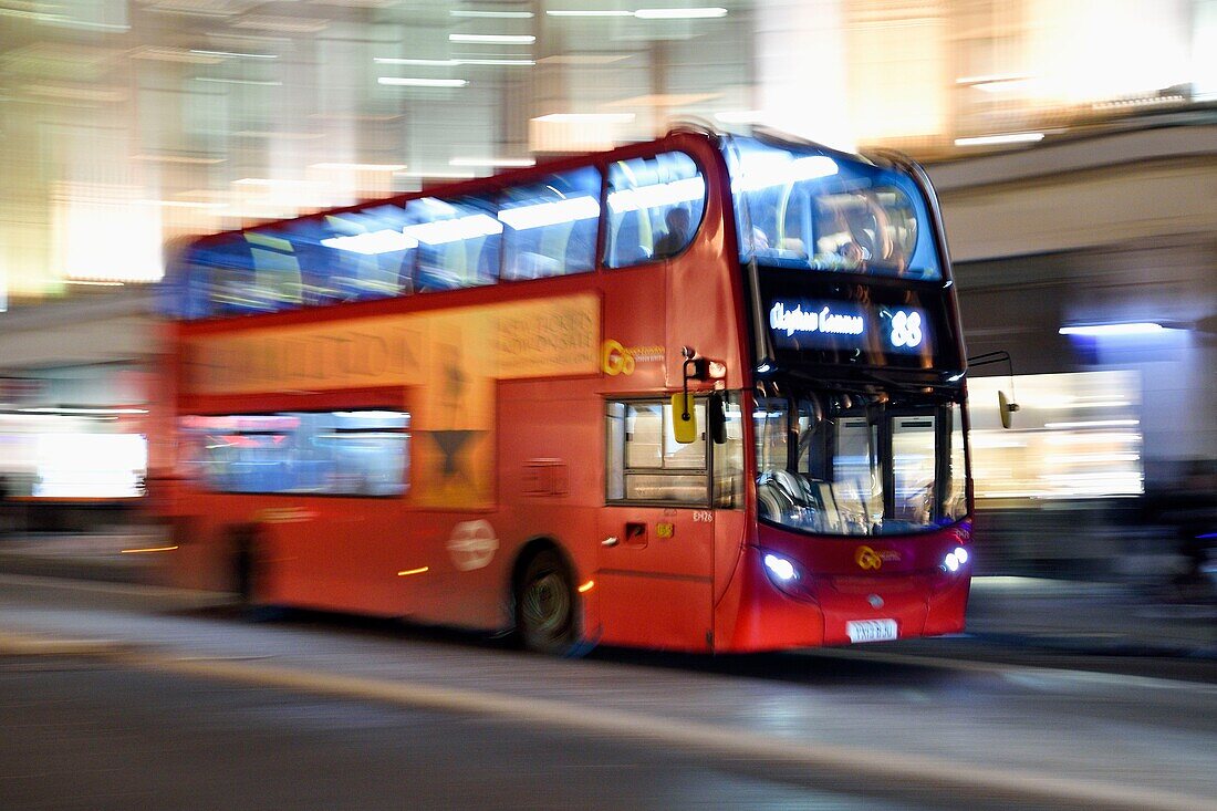 Vereinigtes Königreich, London, Regent Street, roter Doppeldeckerbus