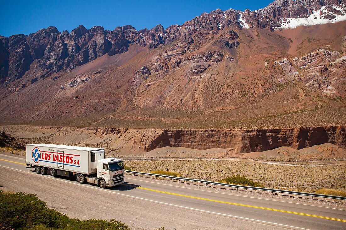 Argentina, Mendoza, Vicente Lezea, Basque immigrant to create a transport company that crosses the Andean cordillera to transport bananas from Chile