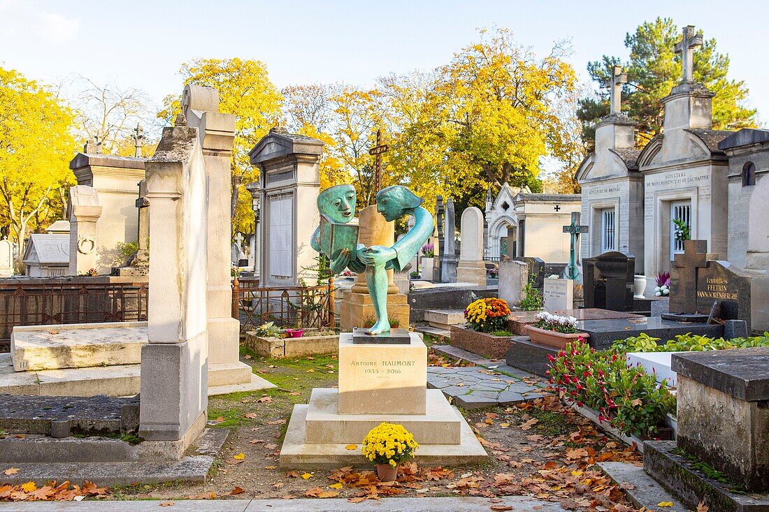 Frankreich, Paris, der Friedhof von Montparnasse im Herbst, das Grab von Antoine Haumont