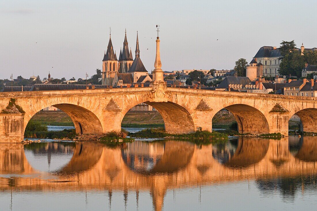 Frankreich, Loir et Cher, Loiretal (UNESCO-Welterbe), Blois, Pont Jacques Gabriel, Brücke über die Loire und im Hintergrund das Schloss und die Kirche Saint Nicolas