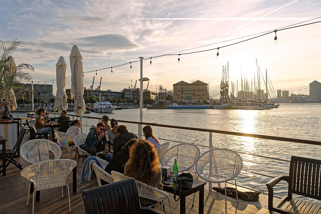 Italy, Liguria, Genoa, Porto Antico (Old harbour), Banano Tsunami restaurant bar