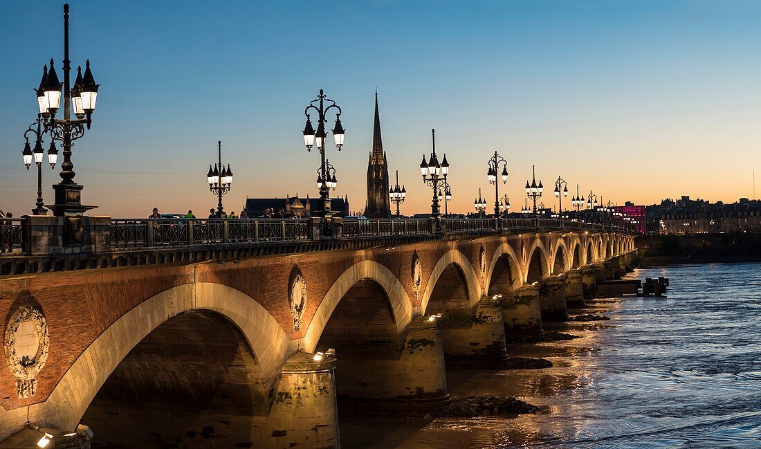 Frankreich, Gironde, Bordeaux die steinerne Brücke führt seit 1822 über die Garonne, ihre Laternenpfähle in der Dämmerung verdanken ihm einen Teil seines Ruhmes