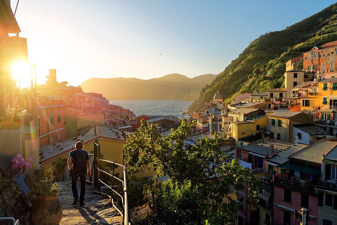 Italien, Ligurien, Provinz La Spezia, Nationalpark Cinque Terre, von der UNESCO zum Weltkulturerbe erklärt, Azuverde oder Fußgängerküstenweg, der Corniglia mit Monterosso verbindet, Via Vernazza, Dorf Vernazza