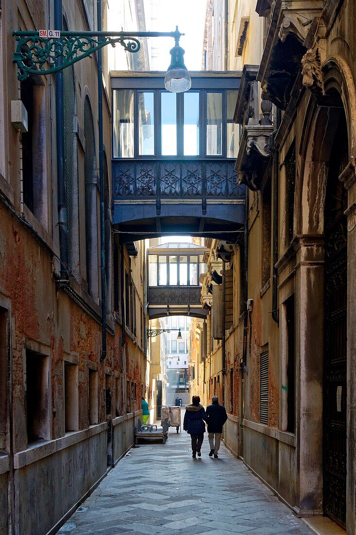 Italien, Venetien, Venedig, von der UNESCO zum Weltkulturerbe erklärt, Stadtteil San Marco, kleine Straße