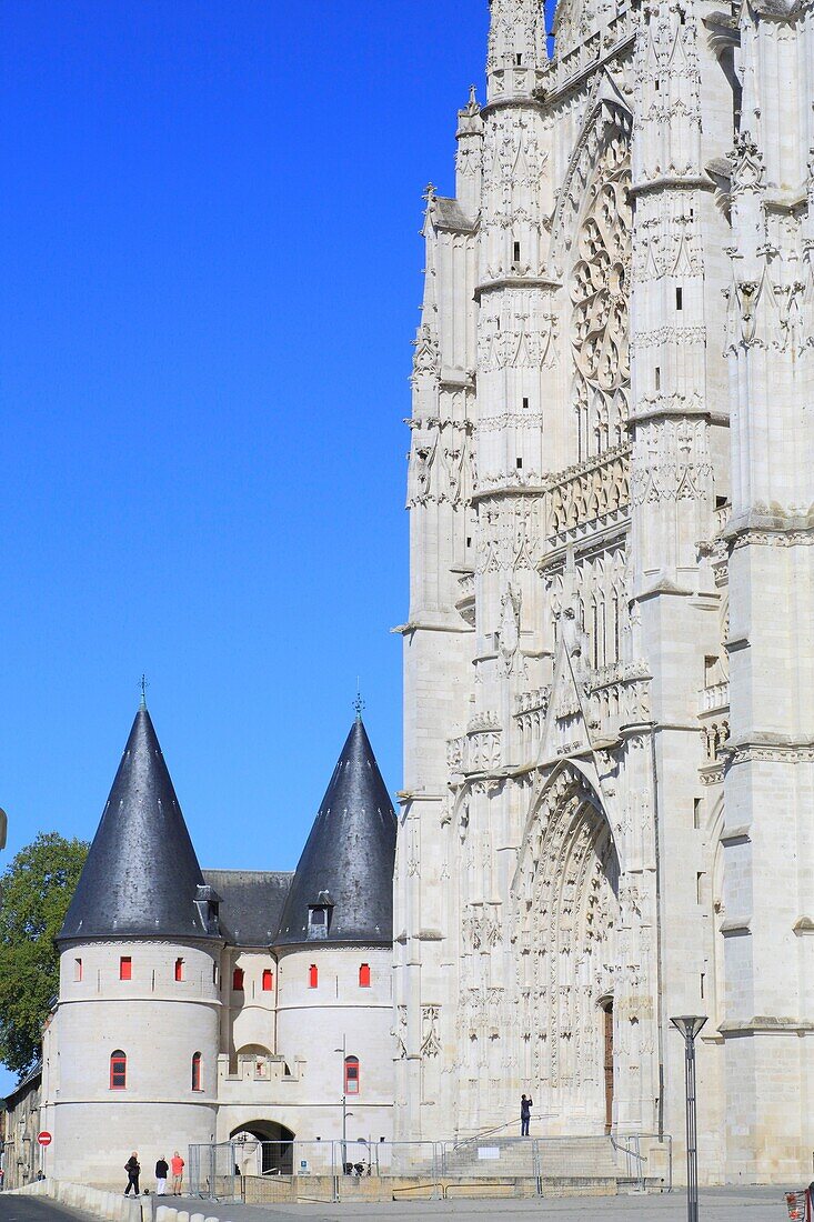 Frankreich, Oise, Beauvais, Kathedrale Saint-Pierre de Beauvais (13.-16. Jh.) mit dem höchsten gotischen Chor der Welt, Südfassade mit dem MUDO (Musee de l'Oise) im ehemaligen bischöflichen Palast