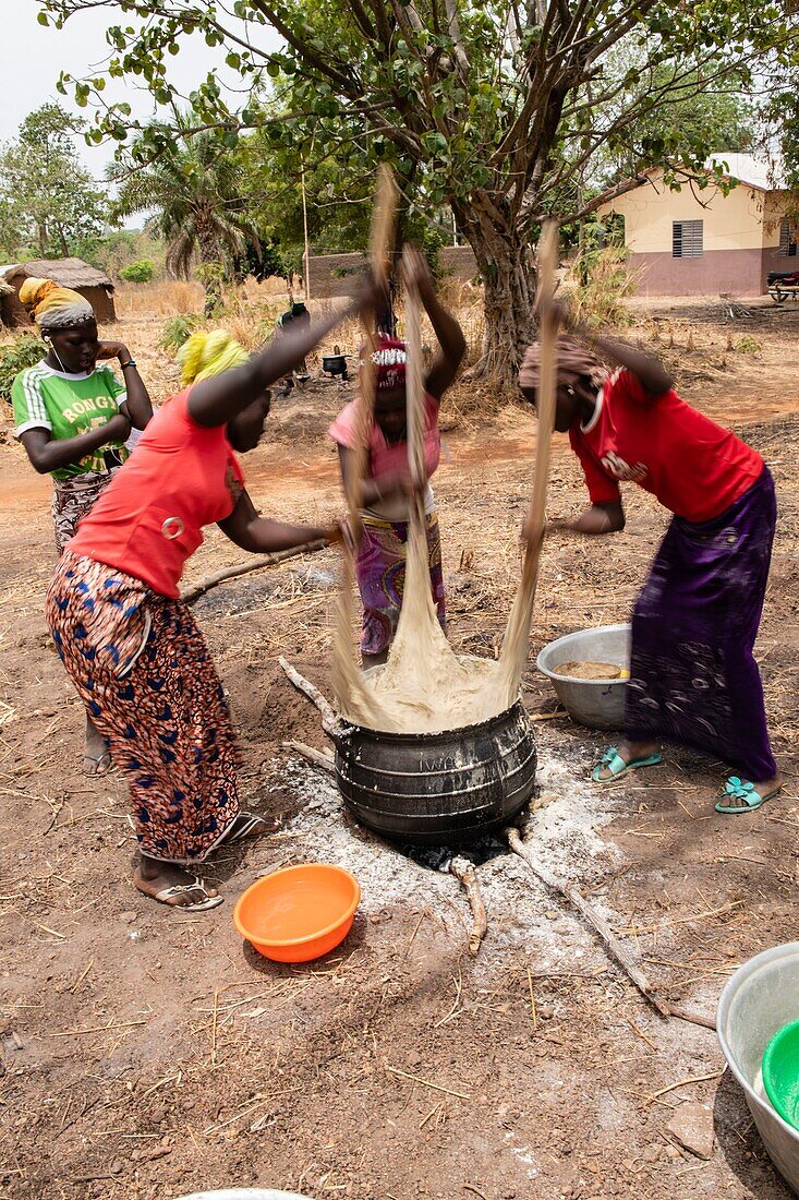 Benin, Abomey, Frauen beim Mahlen von Süßkartoffeln zur Herstellung von Süßkartoffelpüree