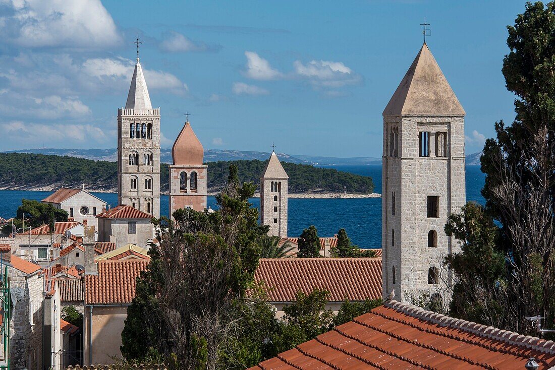 Kroatien, Gespanschaft Primorje-Gorski Kotar, Kvarner Bucht, die Stadt Rab auf der gleichnamigen Insel, die vielen Kirchtürme von der Stadtmauer aus gesehen