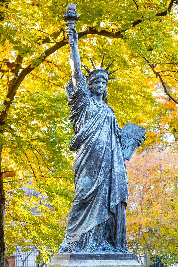 France, Paris, Luxembourg garden in autumn, the statue of liberty