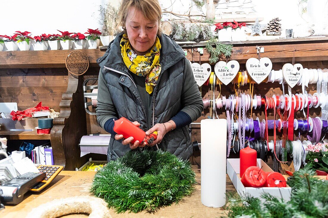 Austria, Tirol region, valley of Alpbach, Rattenberg town, traditional crown of Christmas in Cartengestaltung shop