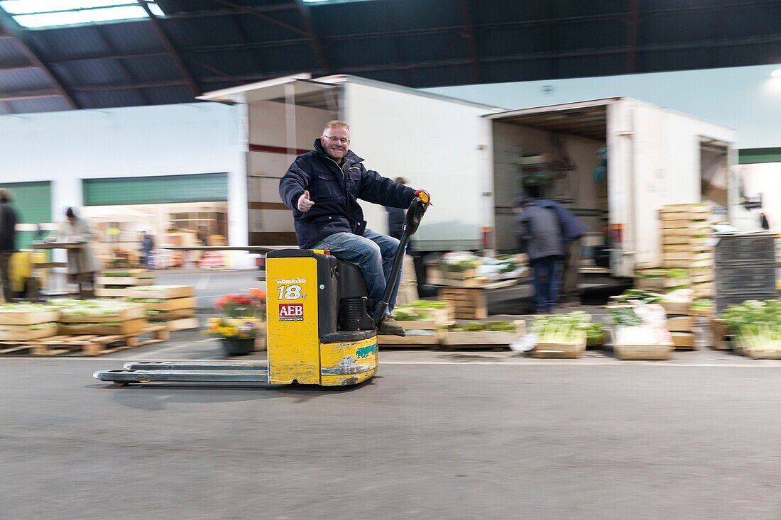 Frankreich, Indre et Loire, Tours, ganzer Markt, Mann auf einem Hubwagen