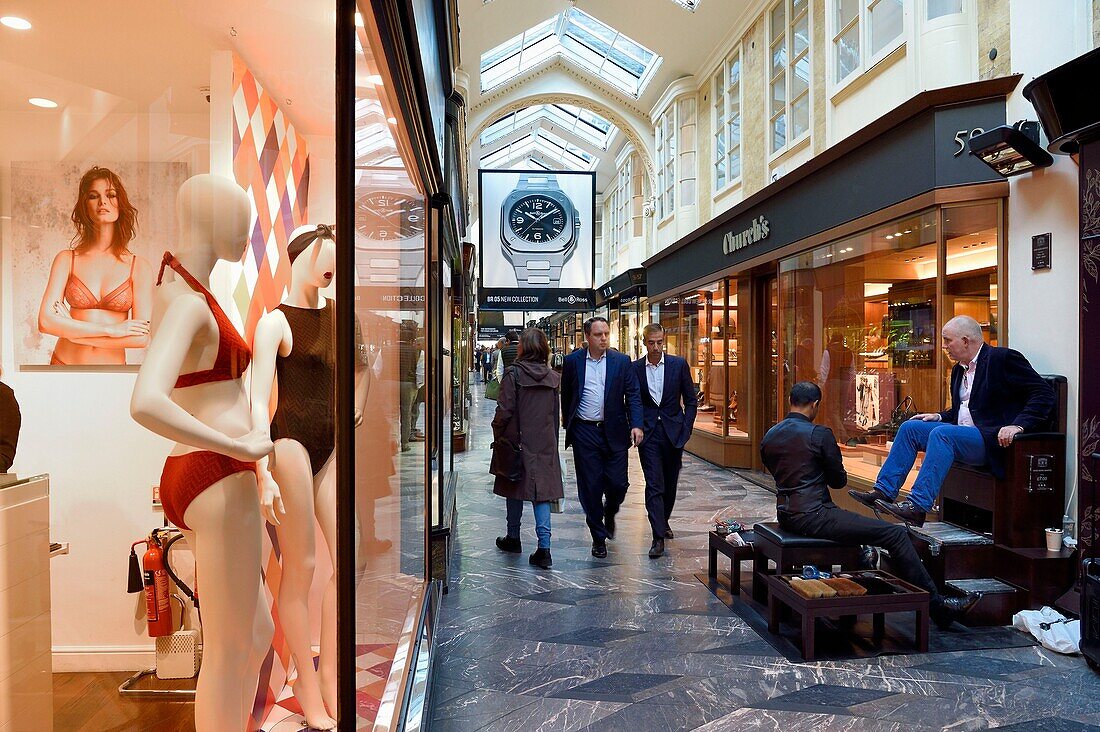 Vereinigtes Königreich, London, Stadtteil Mayfair, Burlington Arcade, eine überdachte Einkaufspassage, die hinter der Bond Street von Piccadilly bis zu Burlington Gardens verläuft, Schuhverkäufer