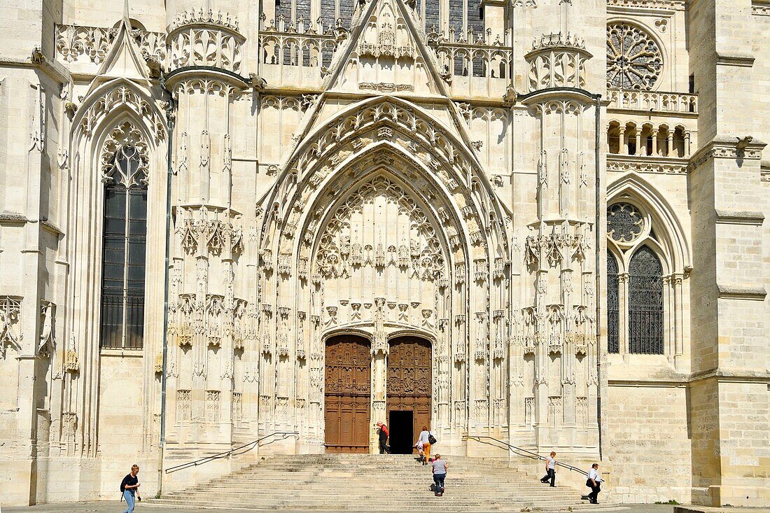 France, Oise, Beauvais, Saint-Pierre de Beauvais cathedral built between the 13th and 16th century has the highest choir in the world (48,5 m), porch on the south frontage