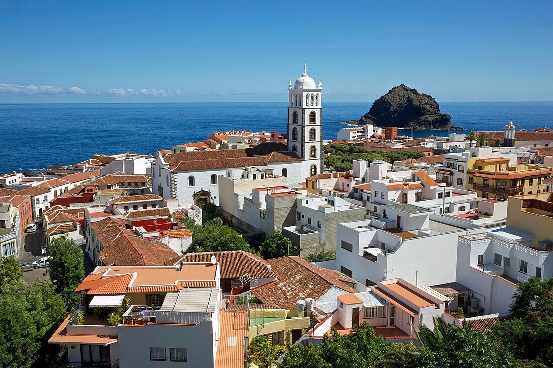 Spanien, Kanarische Inseln, Insel Teneriffa, Garachico, Blick aus der Vogelperspektive auf die Ziegeldächer der Kolonialhäuser und die Kirche Santa Ana, auf dem Meeresgrund