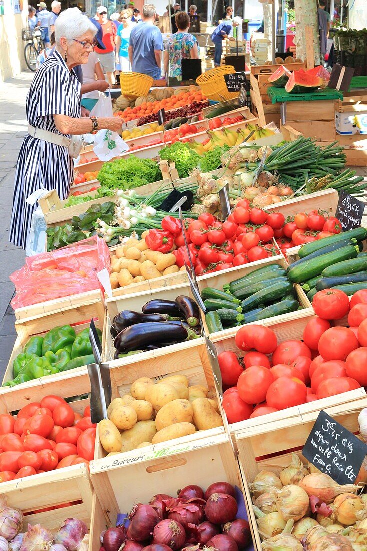 France, Gard, Petite Camargue, Le Grau-du-Roi, Place de la Republique, market, fruit and vegetable seller