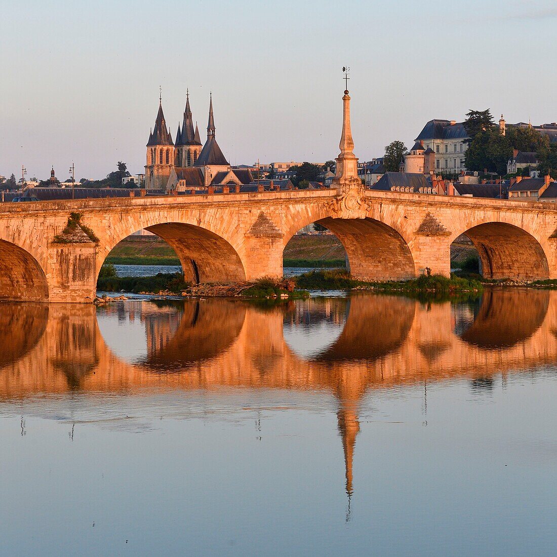 Frankreich, Loir et Cher, Loiretal, von der UNESCO zum Weltkulturerbe erklärt, Blois, Pont Jacques Gabriel, Brücke über die Loire und im Hintergrund das Schloss und die Kirche Saint Nicolas