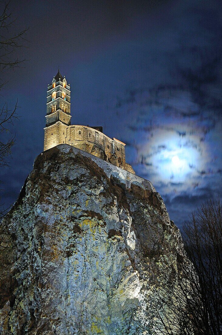 Frankreich, Haute Loire, Le Puy en Velay, eine Etappe des Jakobswegs, die von der UNESCO zum Weltkulturerbe erklärt wurde, Kapelle Saint Michel d'Aiguilhe auf dem Gipfel eines Vulkangesteins