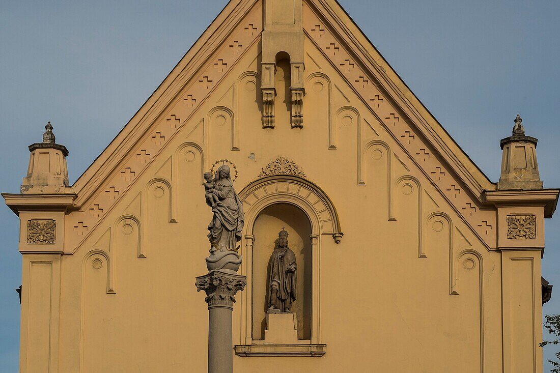 Slowakei, Bratislava, 1717 geweihte Kapuzinerkirche, die dem Heiligen Etienne von Ungarn geweiht ist und auf deren Vorplatz eine 1723 errichtete Säule an die Pestepidemie erinnert