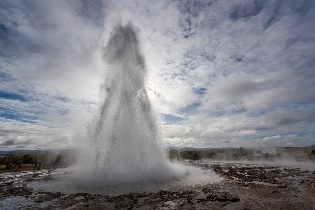 Island, Sudurland, Haukadalur-Tal, Geysirgebiet, der Geysir Strokkur