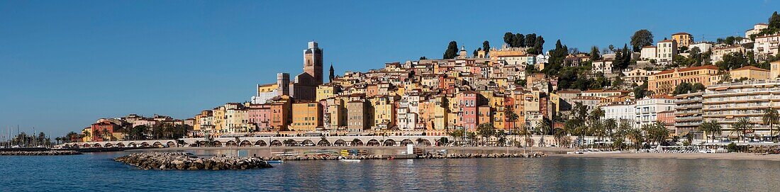 Frankreich, Seealpen, Menton, die Bucht von Sablettes und das Profil der Altstadt in Panoramalage