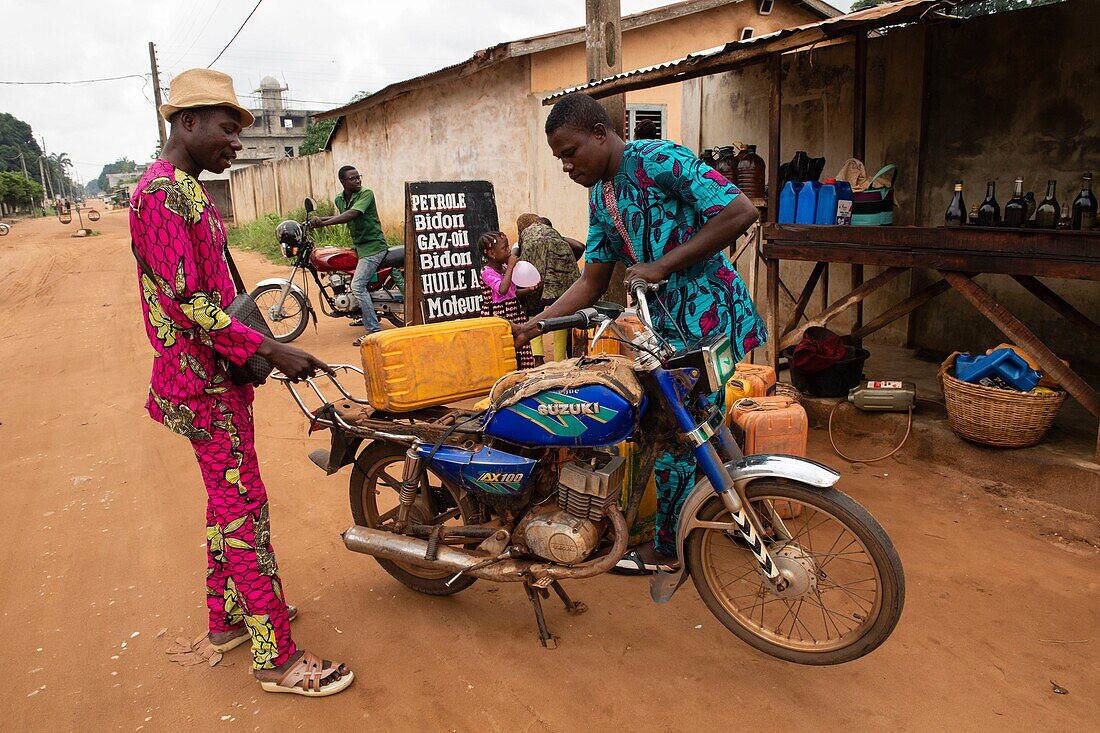 Benin, Ouidah, Benzinschmuggler auf dem Weg nach Nigeria, um etwas billigeres Benzin zu holen