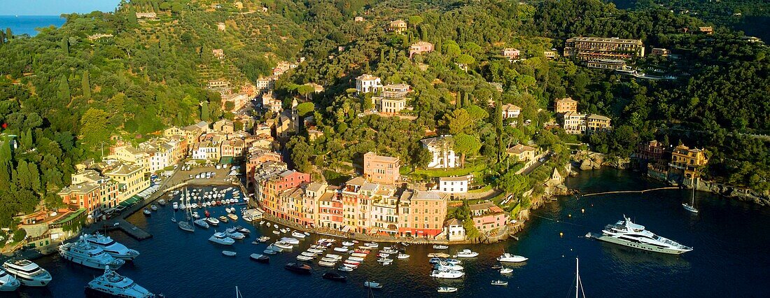 Italien, Ligurien, Riviera ligure, Naturpark von Portofino, Dorf Portofino (Luftaufnahme)