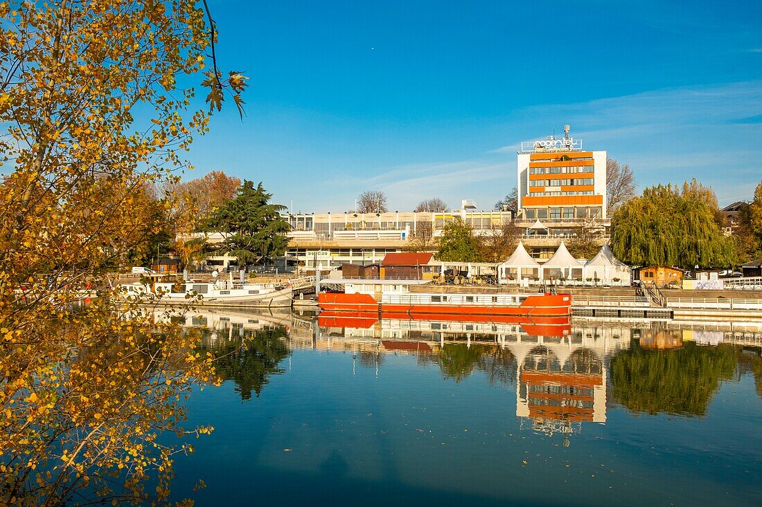 France, Val de Marne, Nogent sur Marne, the edges of Marne in autumn