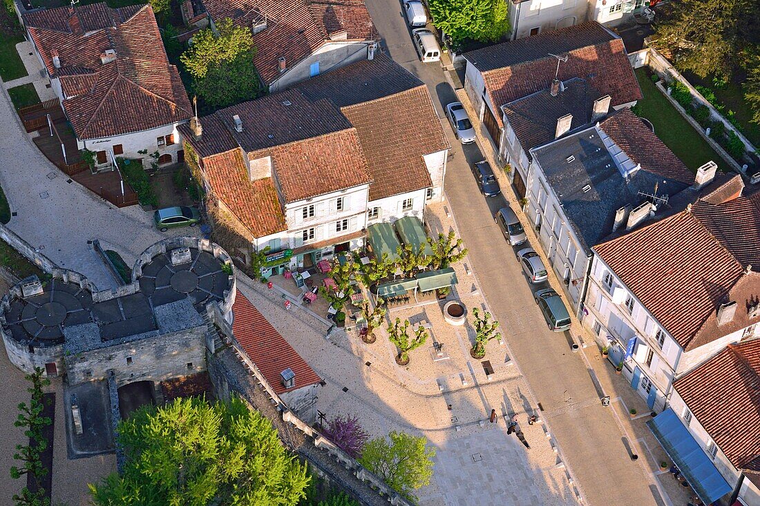 France, Dordogne (24), Périgord Vert, Bourdeilles, café restaurant on the square (aerial view)