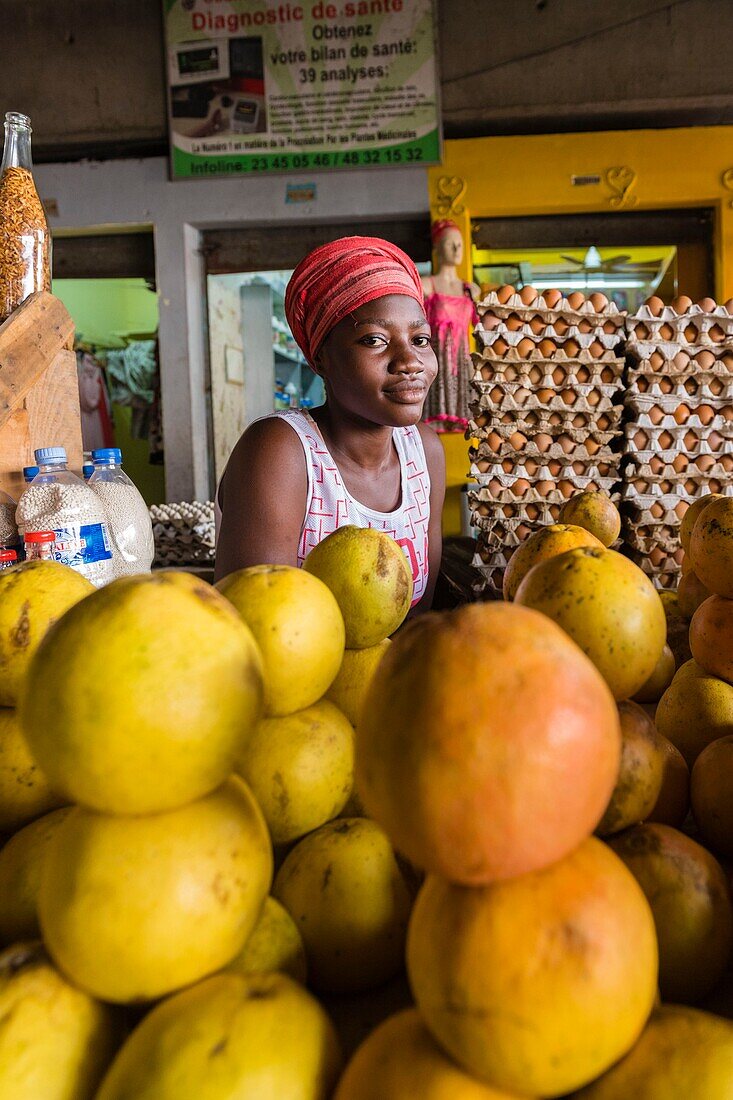 Elfenbeinküste, Abidjan, Markt von Treichville, Obstverkäuferin