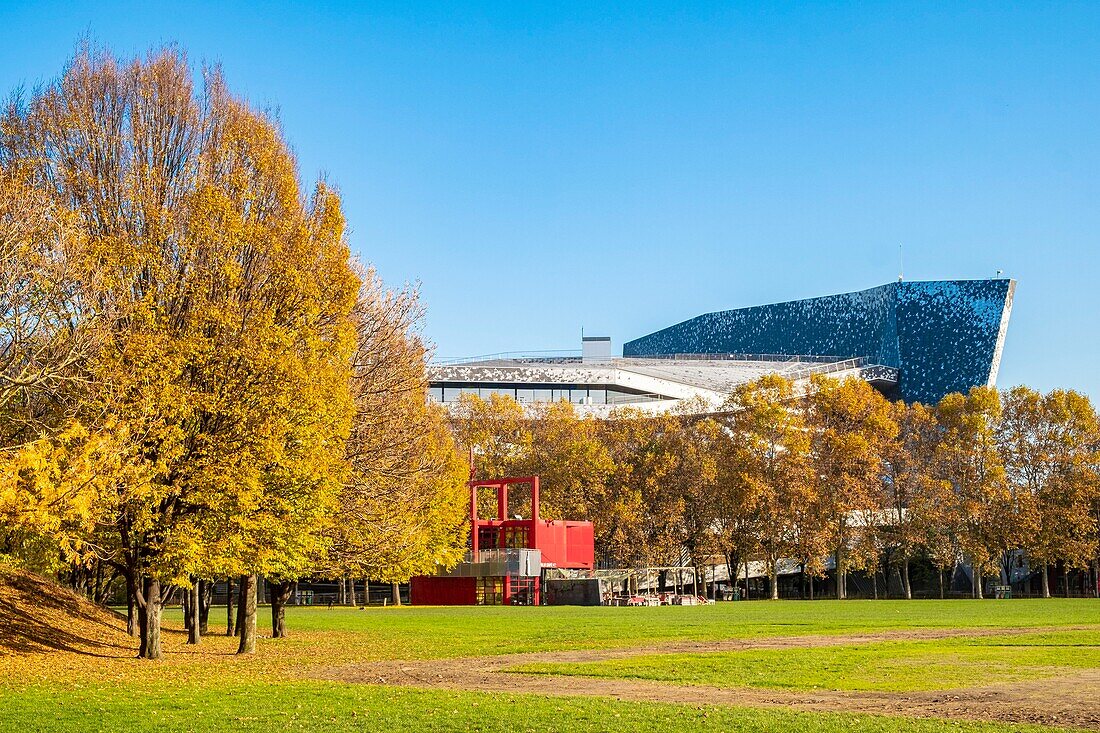 Frankreich, Paris, der Parc de la Villette im Herbst, die Philharmonie de Paris des Architekten Jean Nouvel