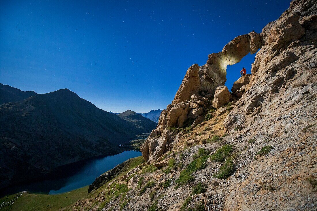 Frankreich, Alpes-Maritimes, Mercantour-Nationalpark, der vom Mond beleuchtete Tortisse-Bogen (2550m) und der Rosenkranz der Vens-Seen (2325m)