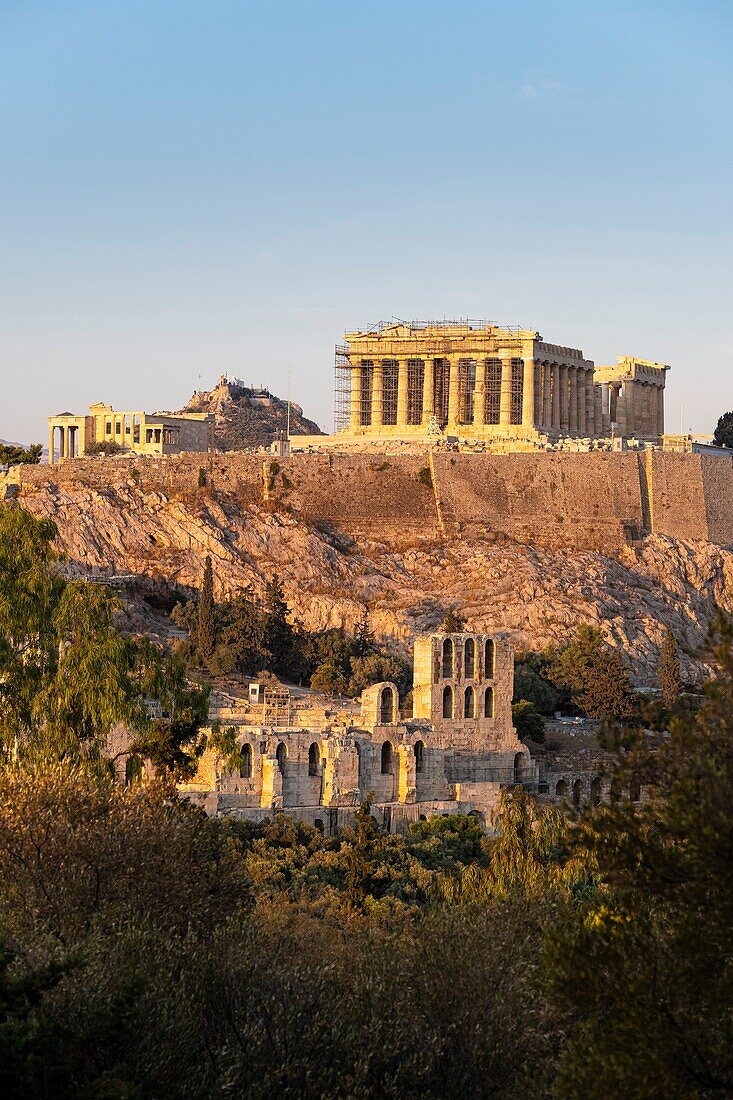 Griechenland, Athen, Akropolis von Athen, UNESCO-Weltkulturerbe, vom Musenhügel oder Philopappos-Hügel aus gesehen, das Parthenon und das Odeon des Herodes Atticus