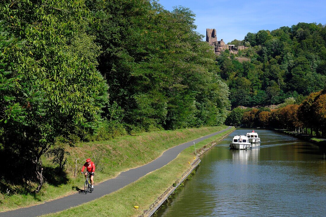 France, Moselle, Lutzelbourg, Marne-Rhine canal, cycle track, view of the castle of Lutzelbourg, boats, bicycle