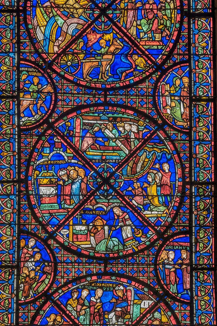 Frankreich, Cher, Bourges, Kathedrale St. Etienne, von der UNESCO zum Weltkulturerbe erklärt, Glasmalerei der Reliquie von St. Etienne (13. Jahrhundert)