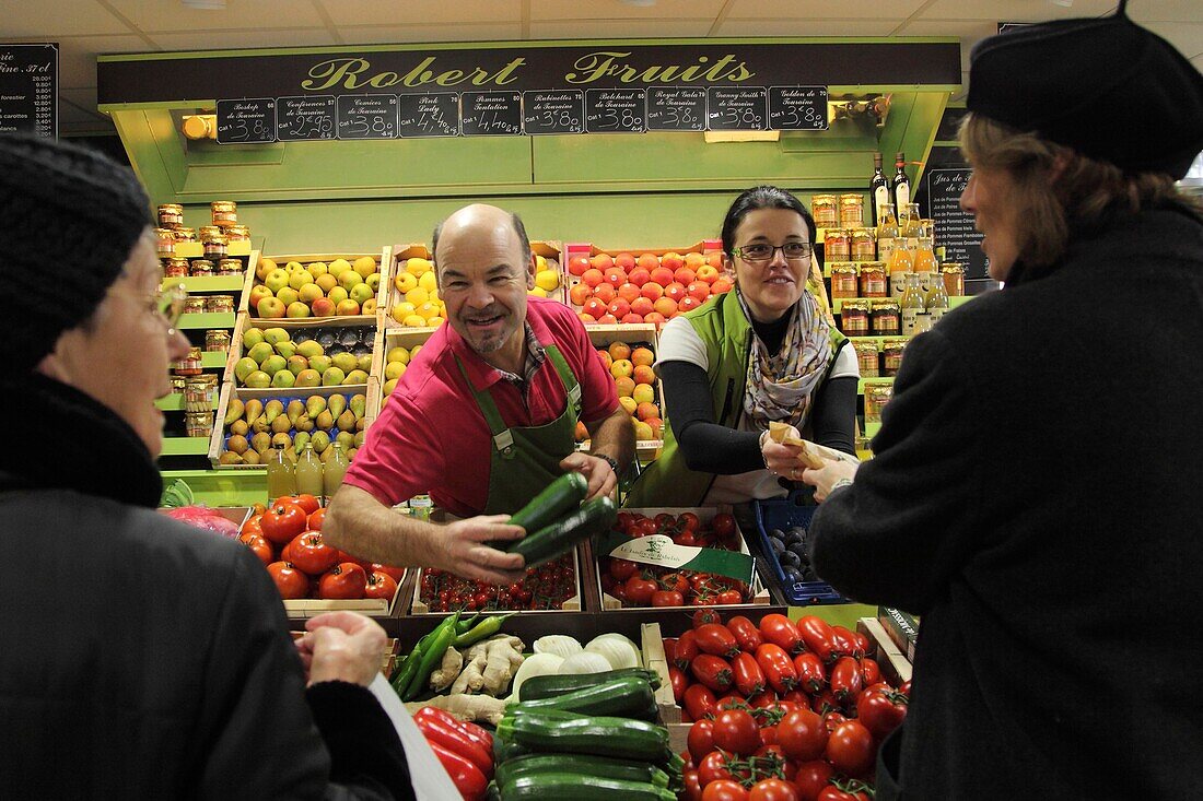 Frankreich, Indre et Loire, Loire-Tal, von der UNESCO zum Weltkulturerbe erklärt, Tours, Markthalle, Obst- und Gemüseverkäufer