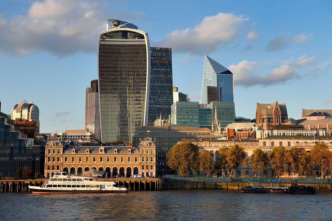 Vereinigtes Königreich, London, die Themse, die City mit ihren Wolkenkratzern, der als "Walkie Talkie" bekannte Turm, entworfen vom Architekten Rafael Vinoly