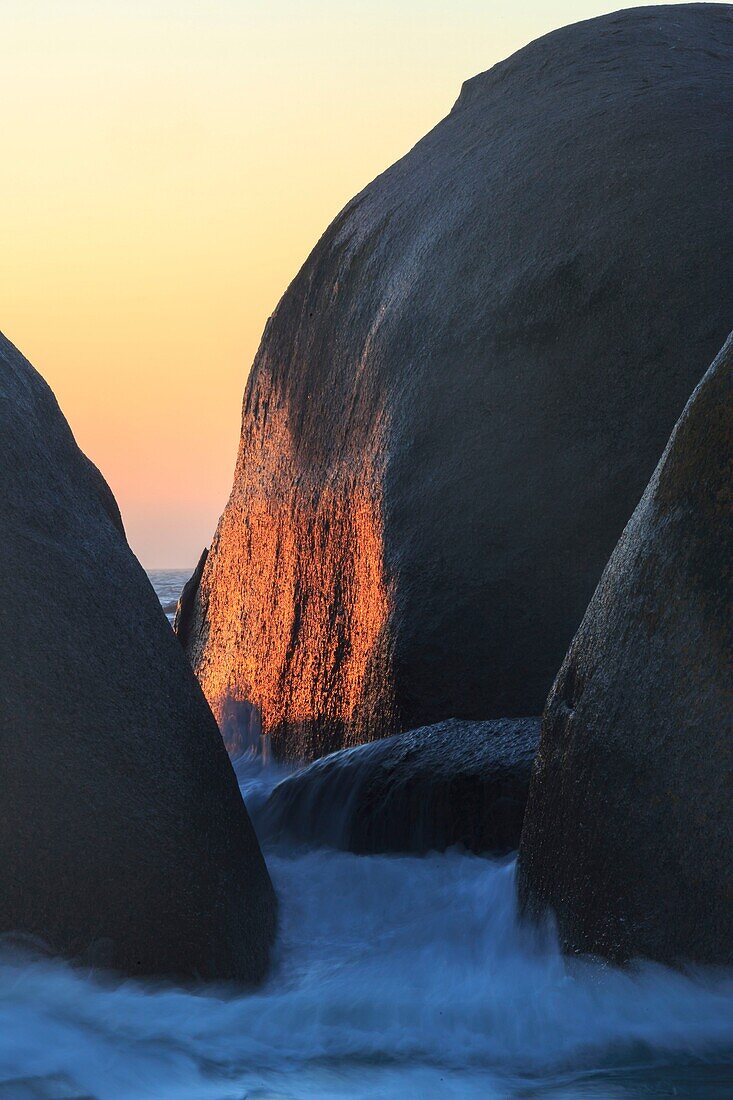 Südafrika, Westkap, Granitformationen bei Sonnenuntergang an der Küste von Cape Columbine in Paternoster