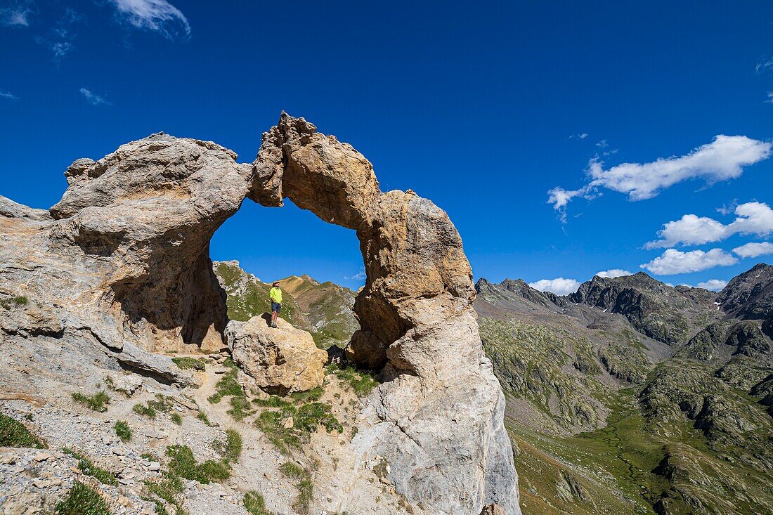 France, Alpes-Maritimes, Mercantour National Park, hiking lakes Vens by the Fer pass, the Arch of Tortisse (2550m)